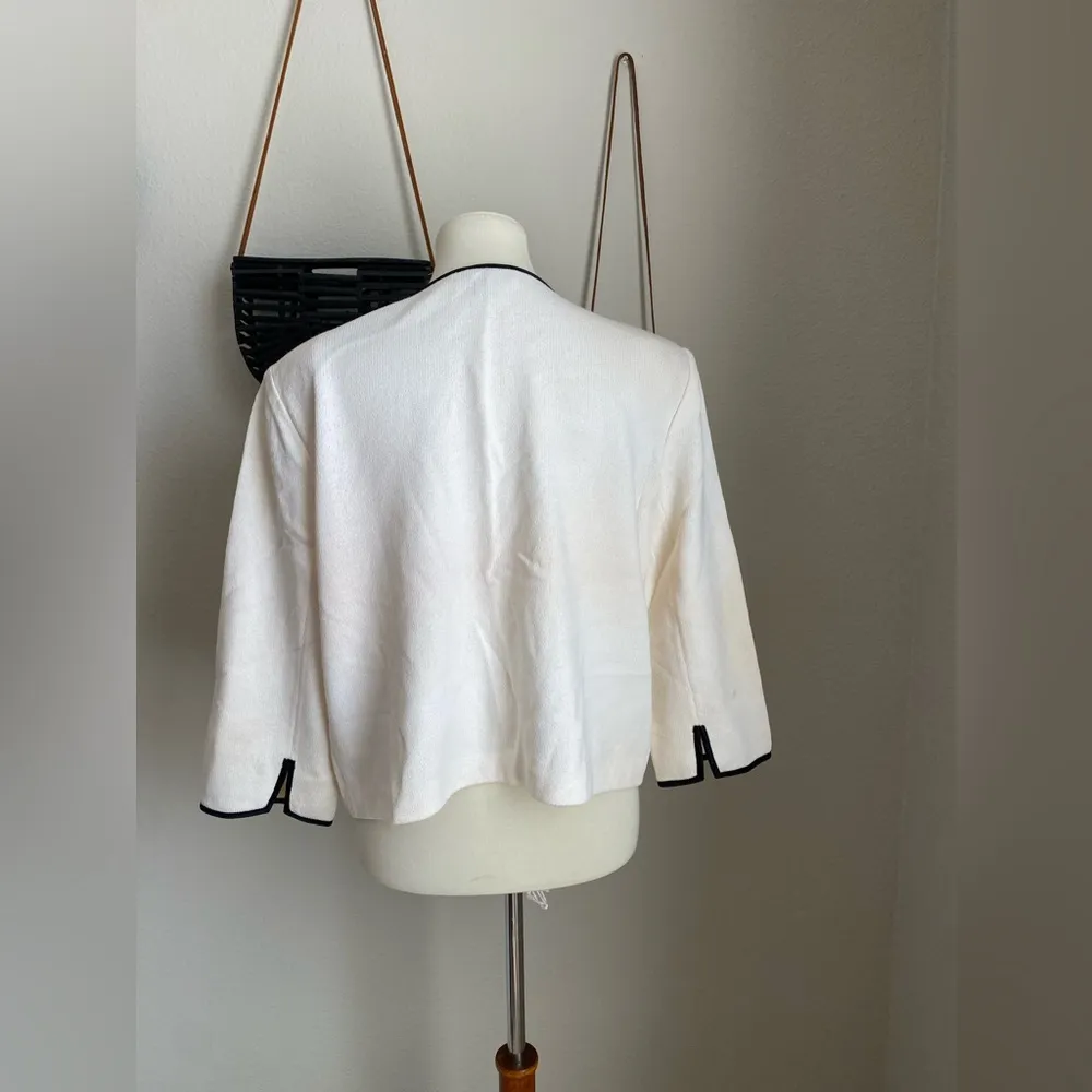 St. John Textured Knit Zip Front Pearl & Black Blazer, Size 16 - Image 2