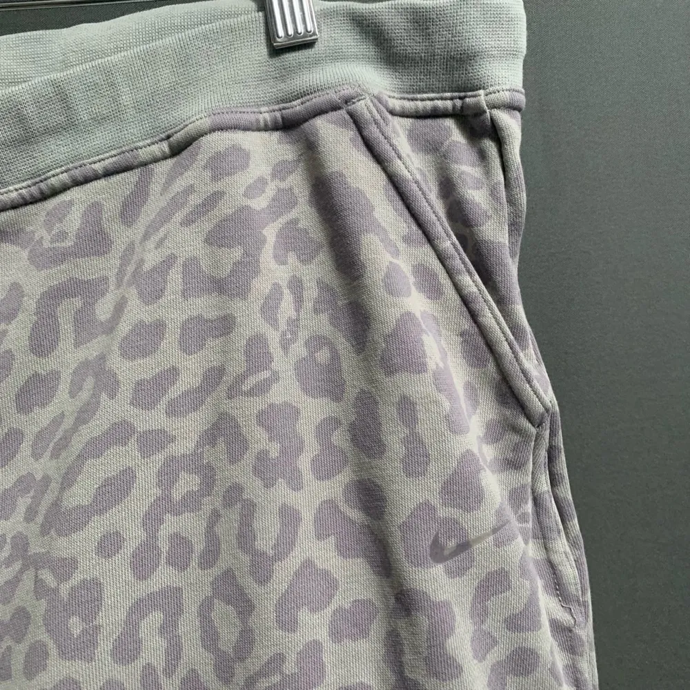 B13-Women's Nike jogger pants animal print, Size XL, Grey - Image 4