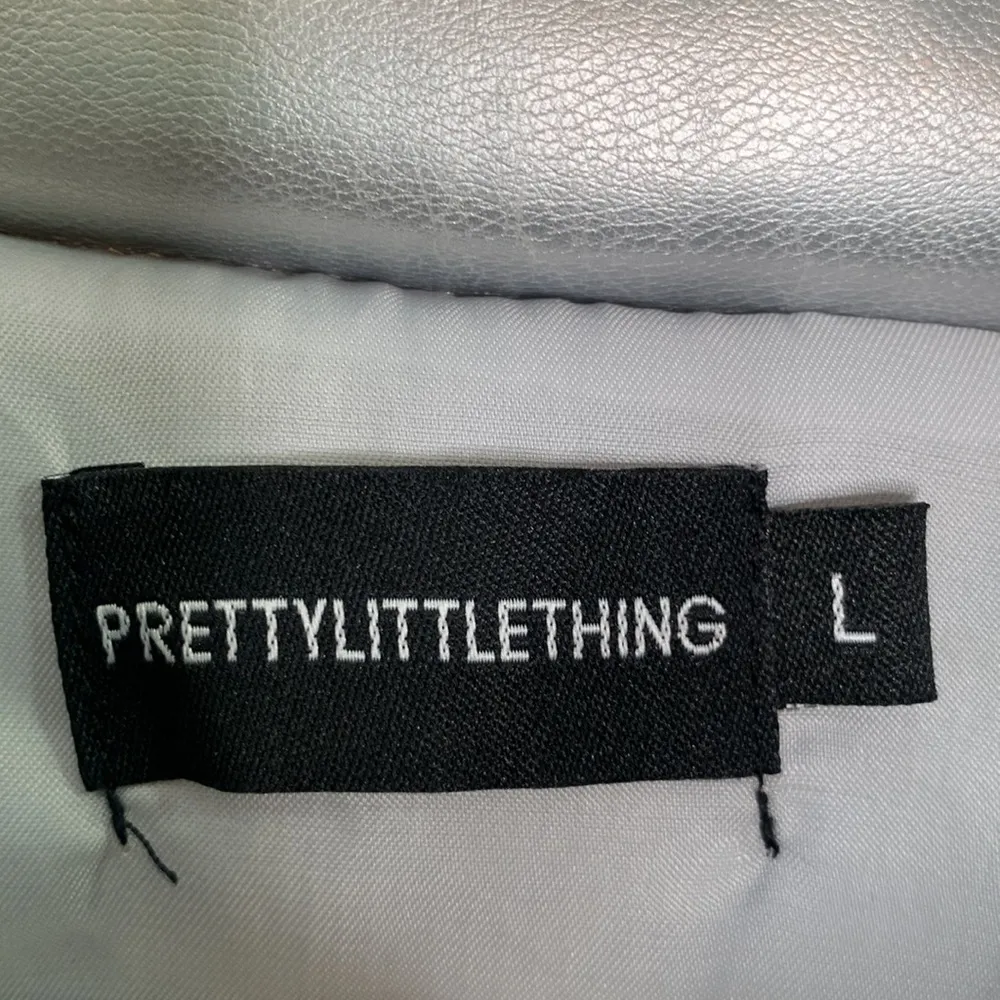 PrettyLittleThing Metallic Silver Unisex Extreme Oversized Puffer Coat Sz Large - Image 7