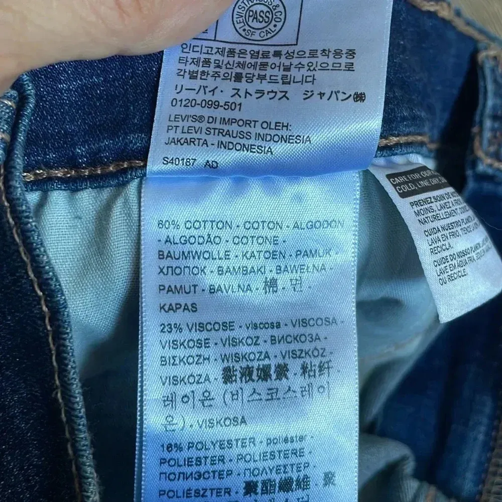 Levi’s mid length shorts Womens size 32 Medium wash Cuffed Denim - Image 12