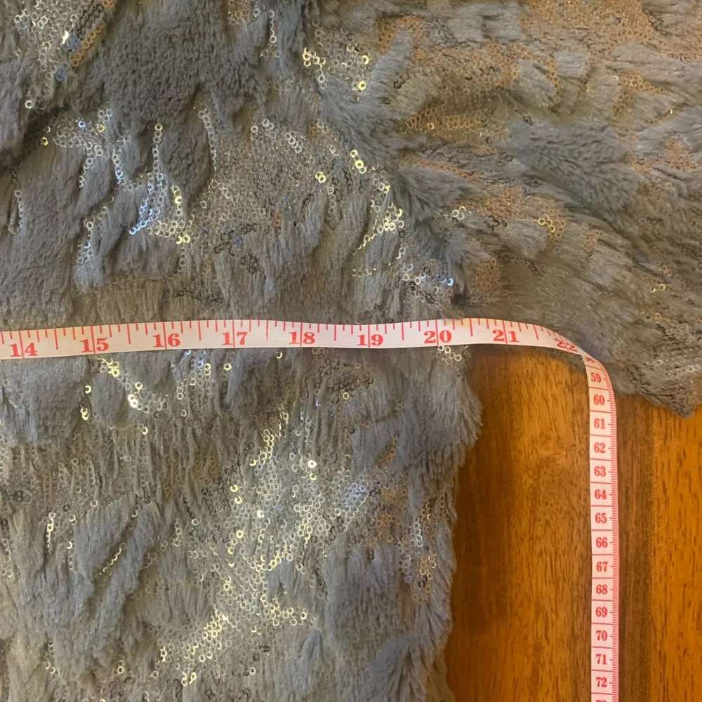 Isle apparel NWT jacket women’s medium grey faux fur sequins two hook cl… Gray - Image 5