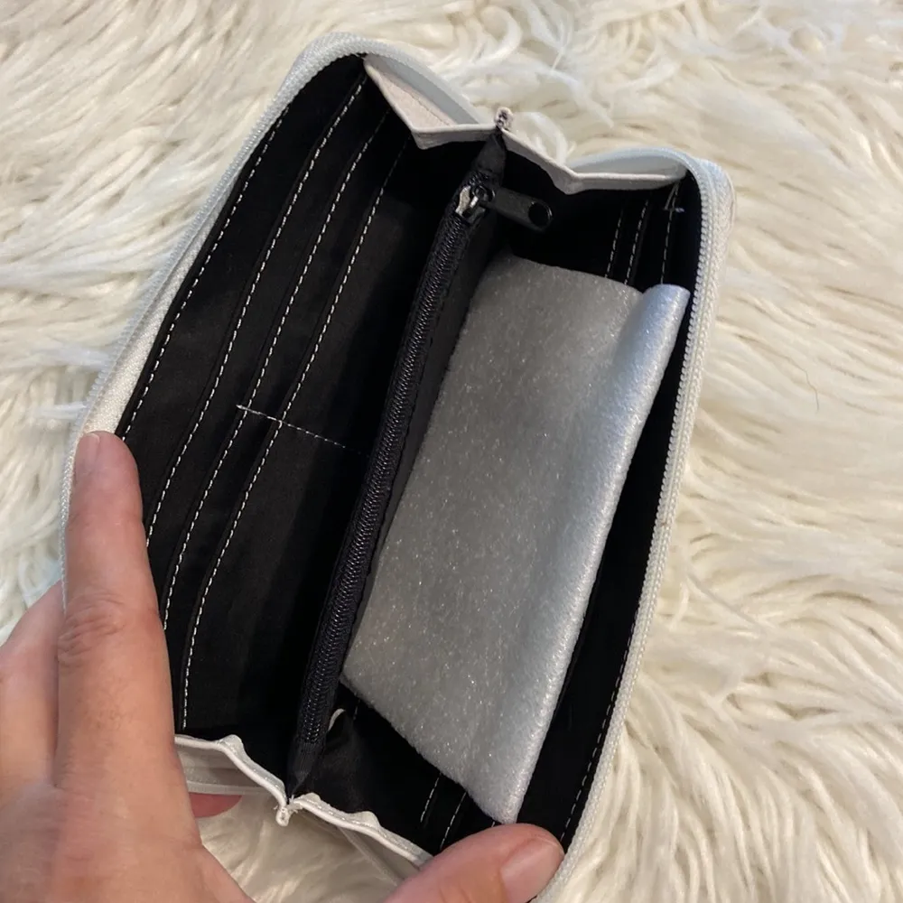 TIGNANELLO Wallet BNWOT color is white/off white zipper on the back - Image 8