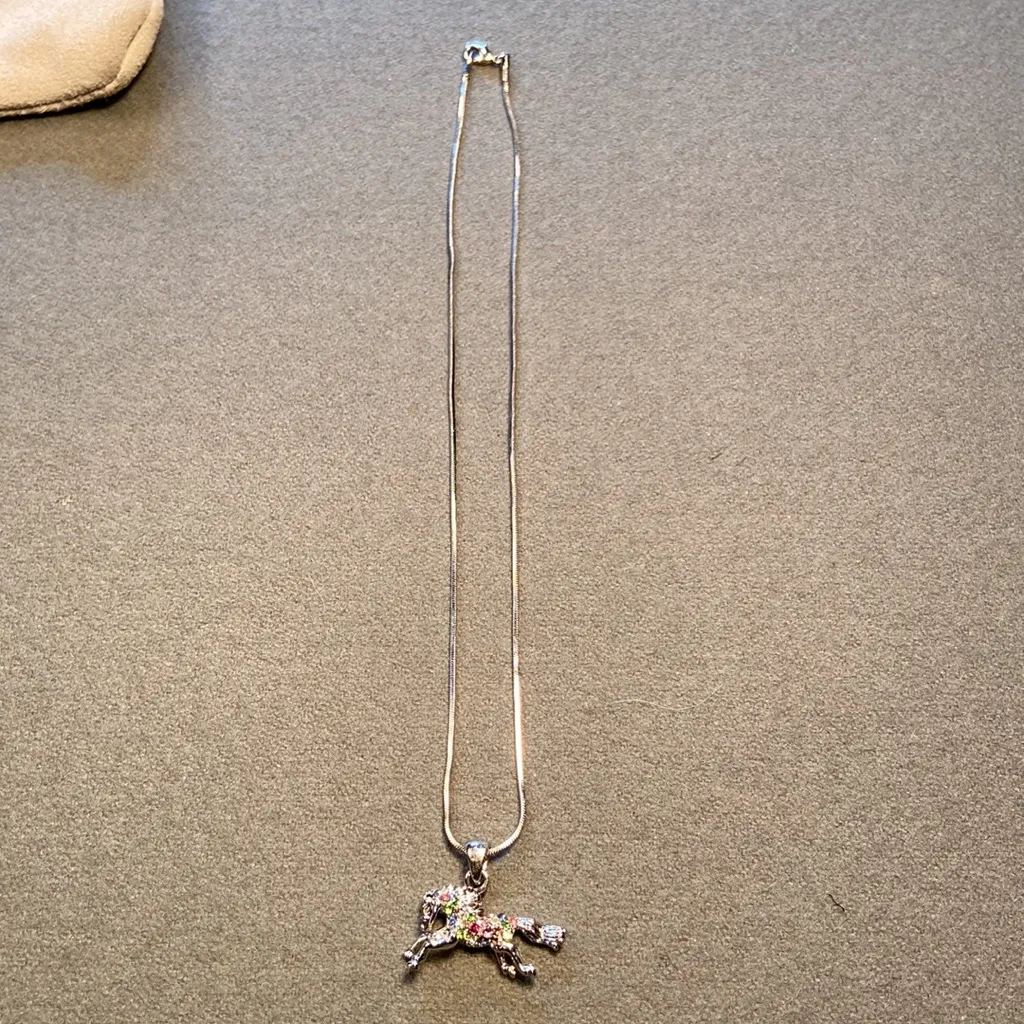 Horses‎ sparkle horse pendent necklace + Silver Horse pin - Image 3