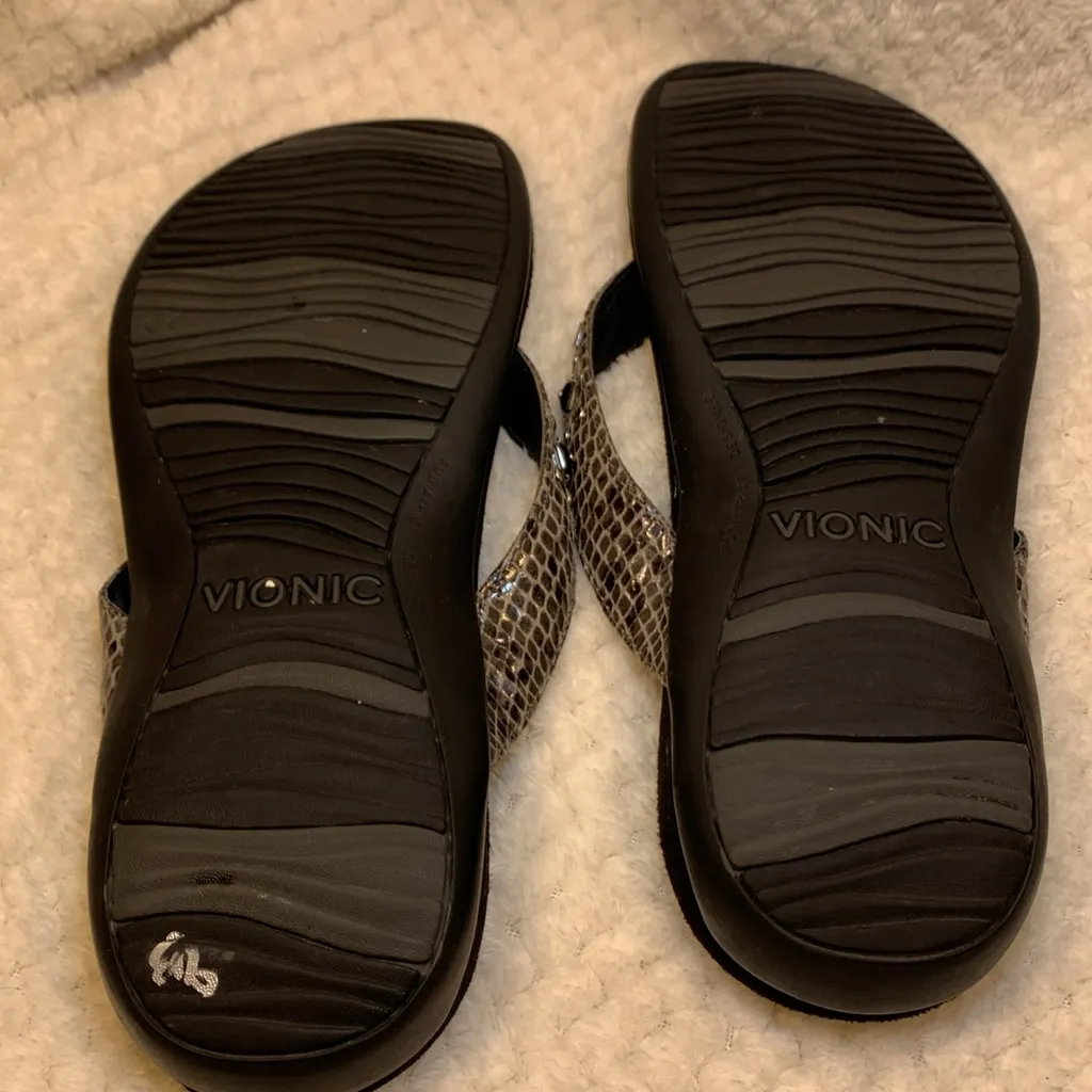 Vionic Dawn womens flip flop sz 8 snake print slate black studded thong sandal - Image 4