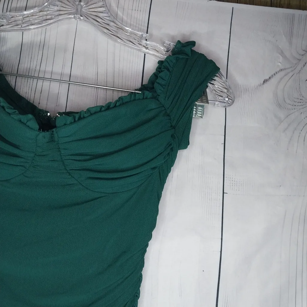 Windor Off The Shoulder Ruched Sweetheart Bodycon Emerald Green Mini Dress - Image 2