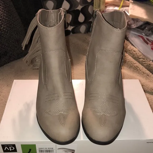 NWOT Sam & Libby Heeled Booties, size 6.5 - Image 2