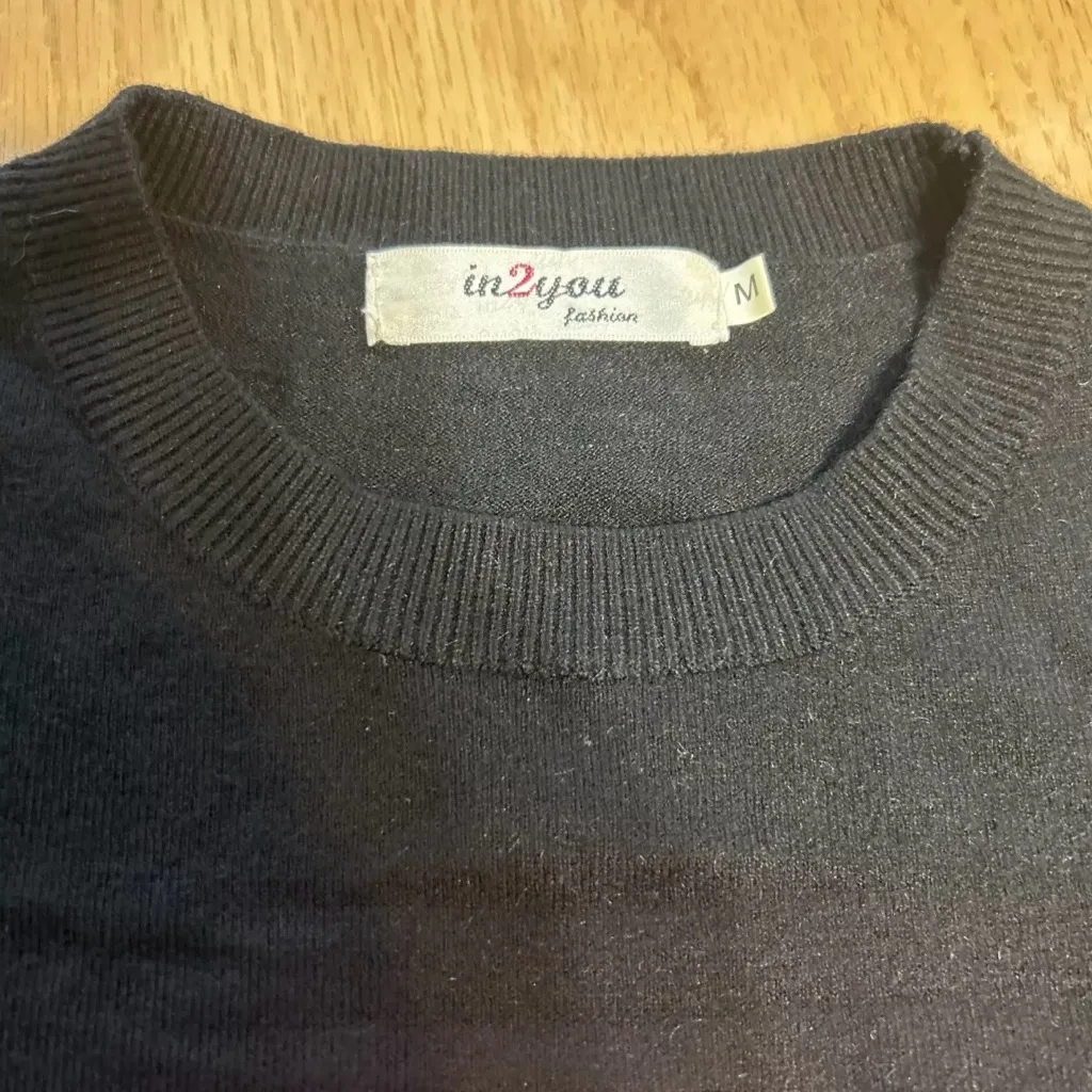 In2you Fashion Rolling Stones Black Sweater Pearl Accents Size Medium Shirt Top - Image 3