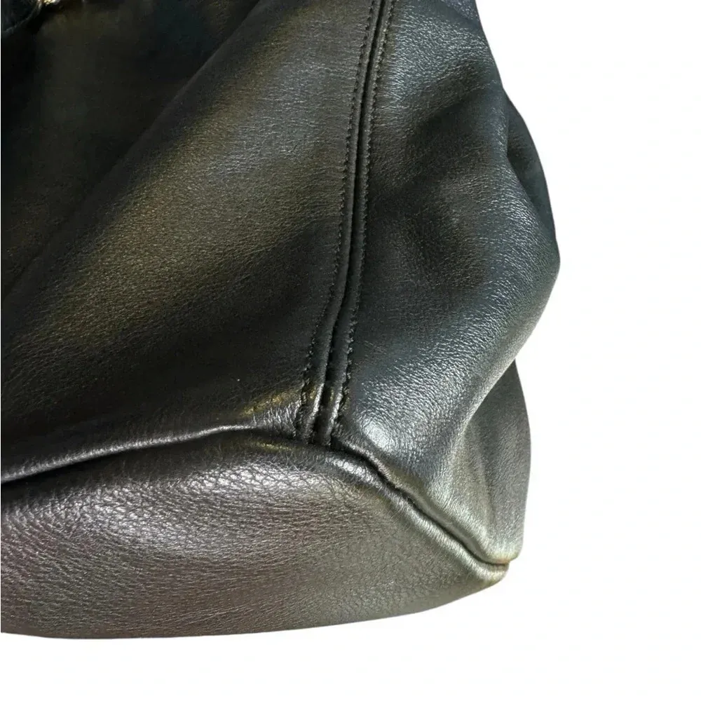 Valentino By Mario Valentino Vera signature leather shoulder bag. - Image 8