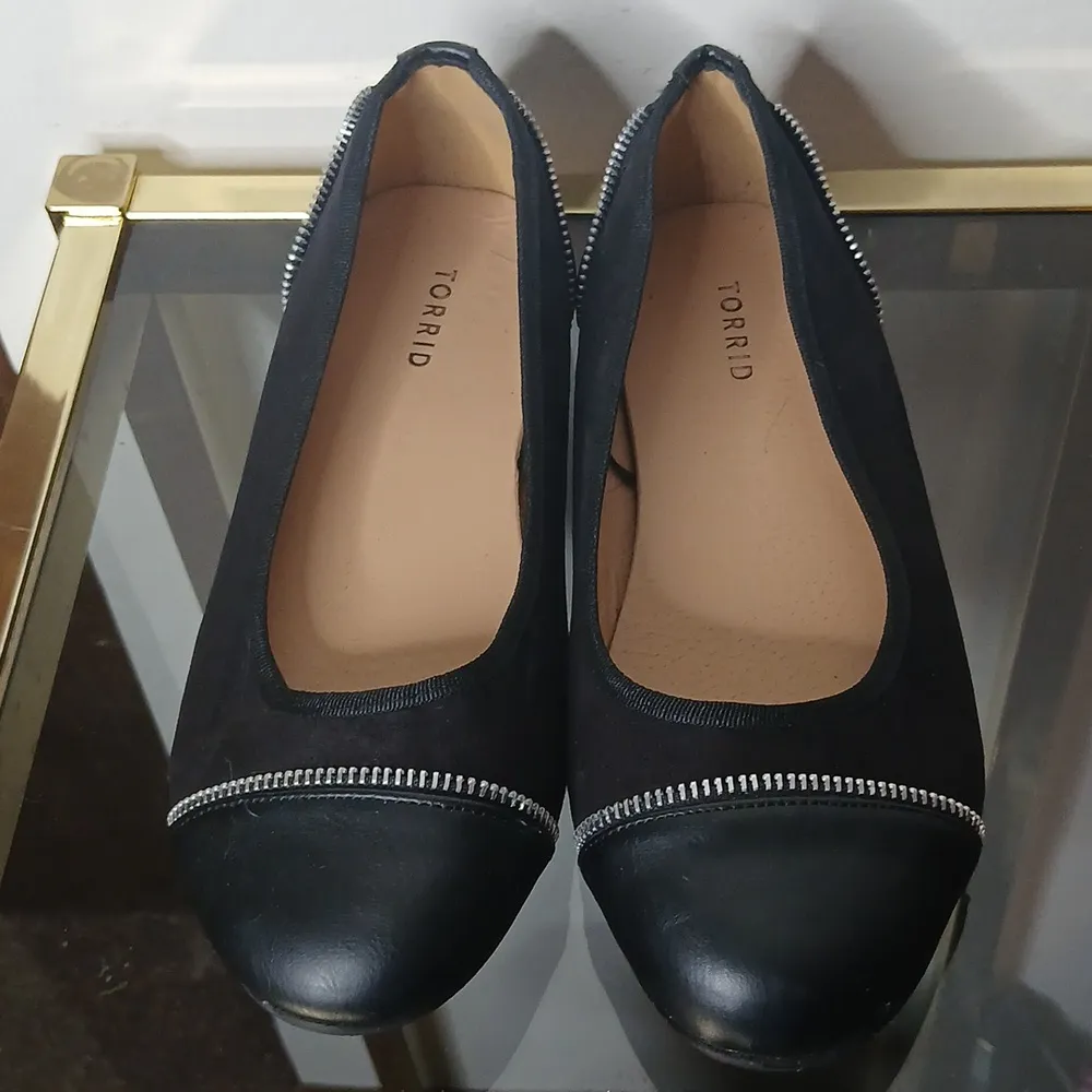Torrid black zipper cut ballet flats size 10 - Image 2