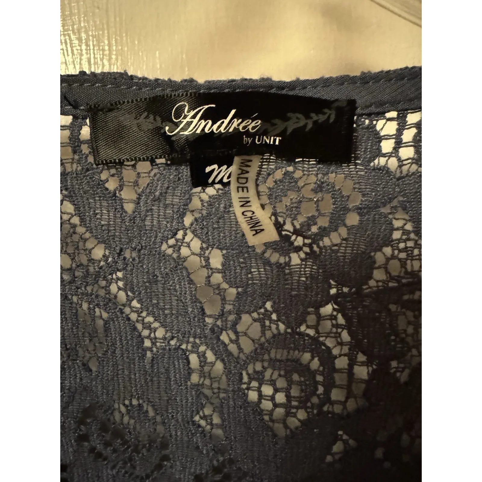 Andree by Unit  Women's Size M Gray Blue Embroidered Flowy Boho Blouse - Image 6