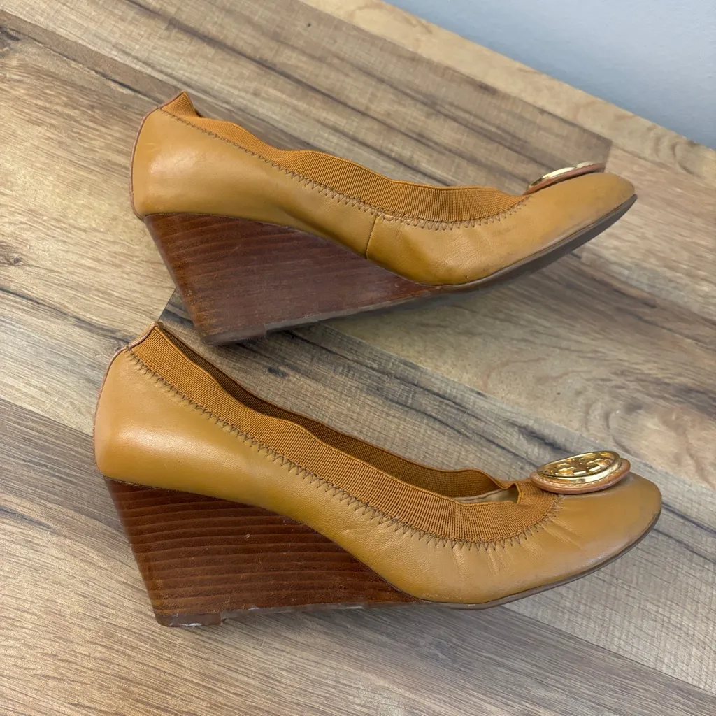 Tory Burch Caroline Leather Wedge Shoes Tan Dark Maple - Image 8