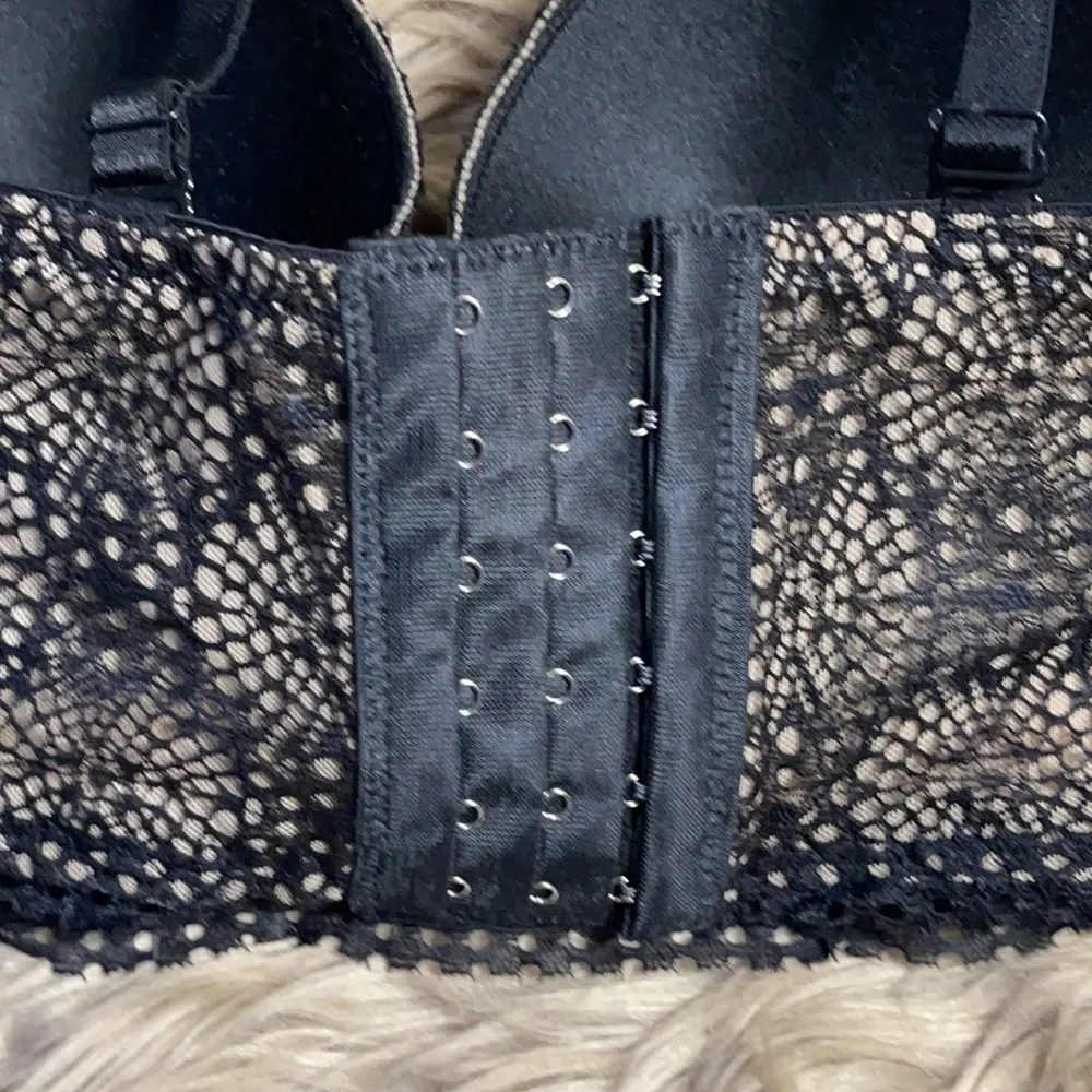 Lacey Padded Underwire Bra Size 36B Black - Image 9