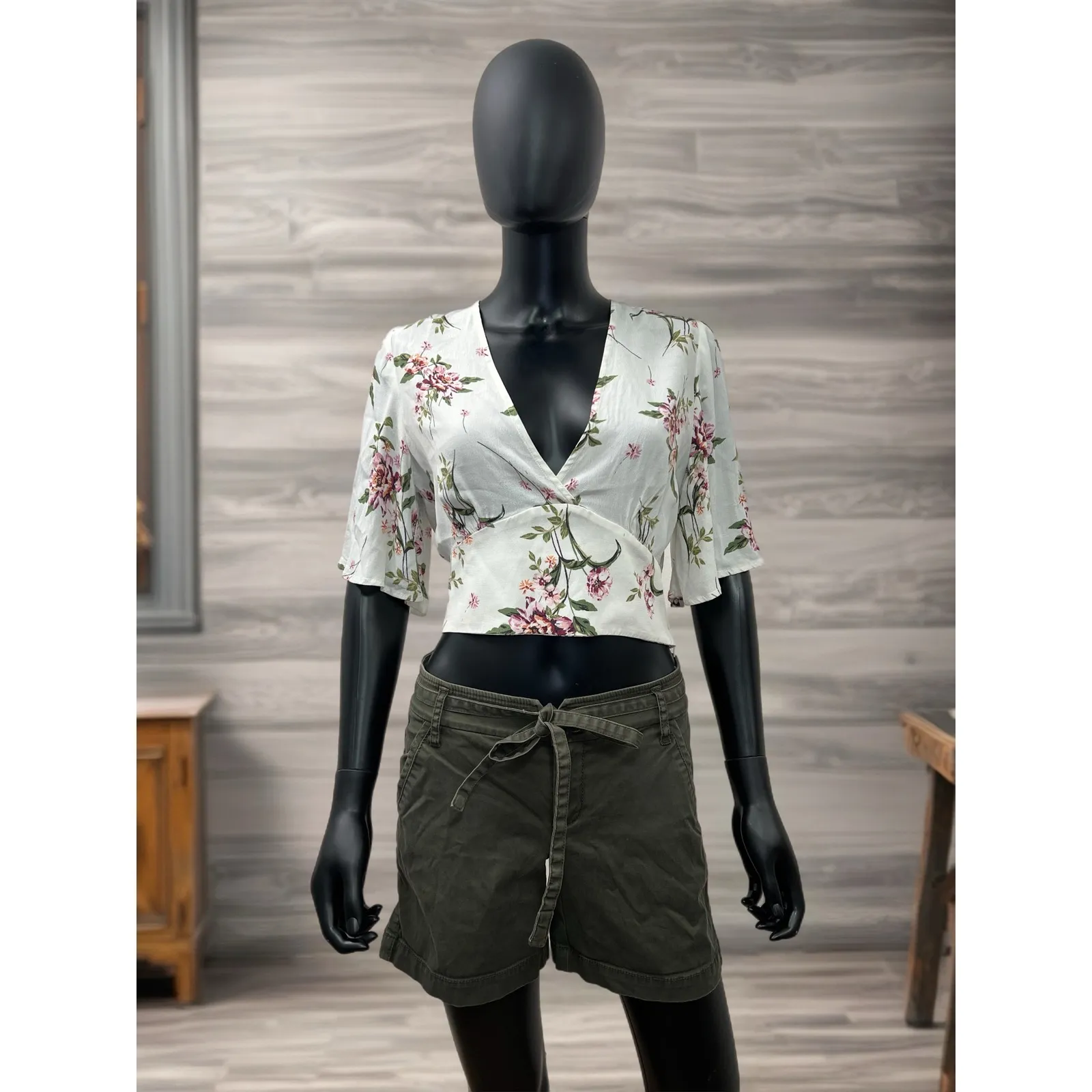 ASTR The Label 100% Viscose Floral Wrap Crop Top -‎ Medium - Image 3