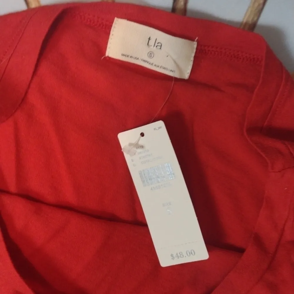 Anthropologie red ruffled 3/4 sleeve tee size small - Image 3