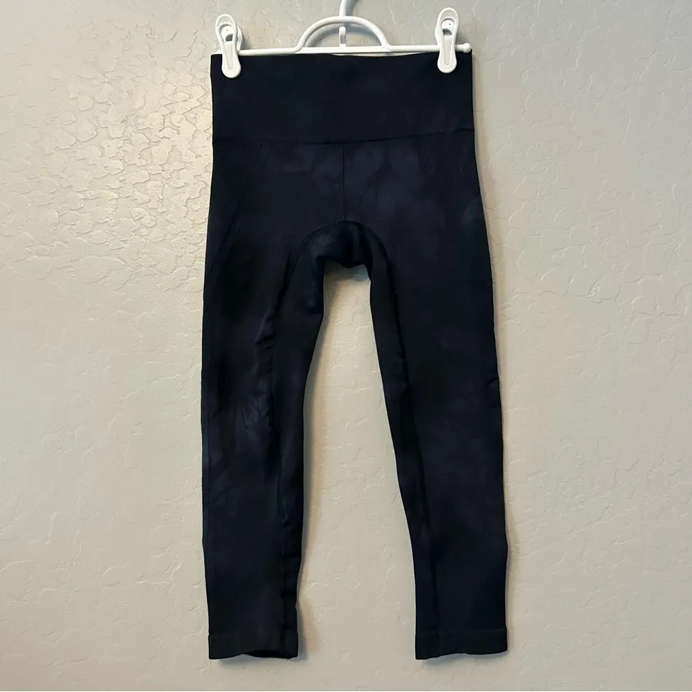 Athleta Re-charge tie dye black nylon spandex capri leggings size XS - Image 2