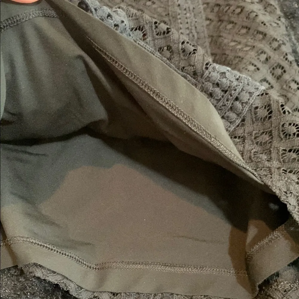 Women's Banana Republic Peplum Black Eyelet Lacy Ruffle Sleeveless Blouse Medium - Image 10