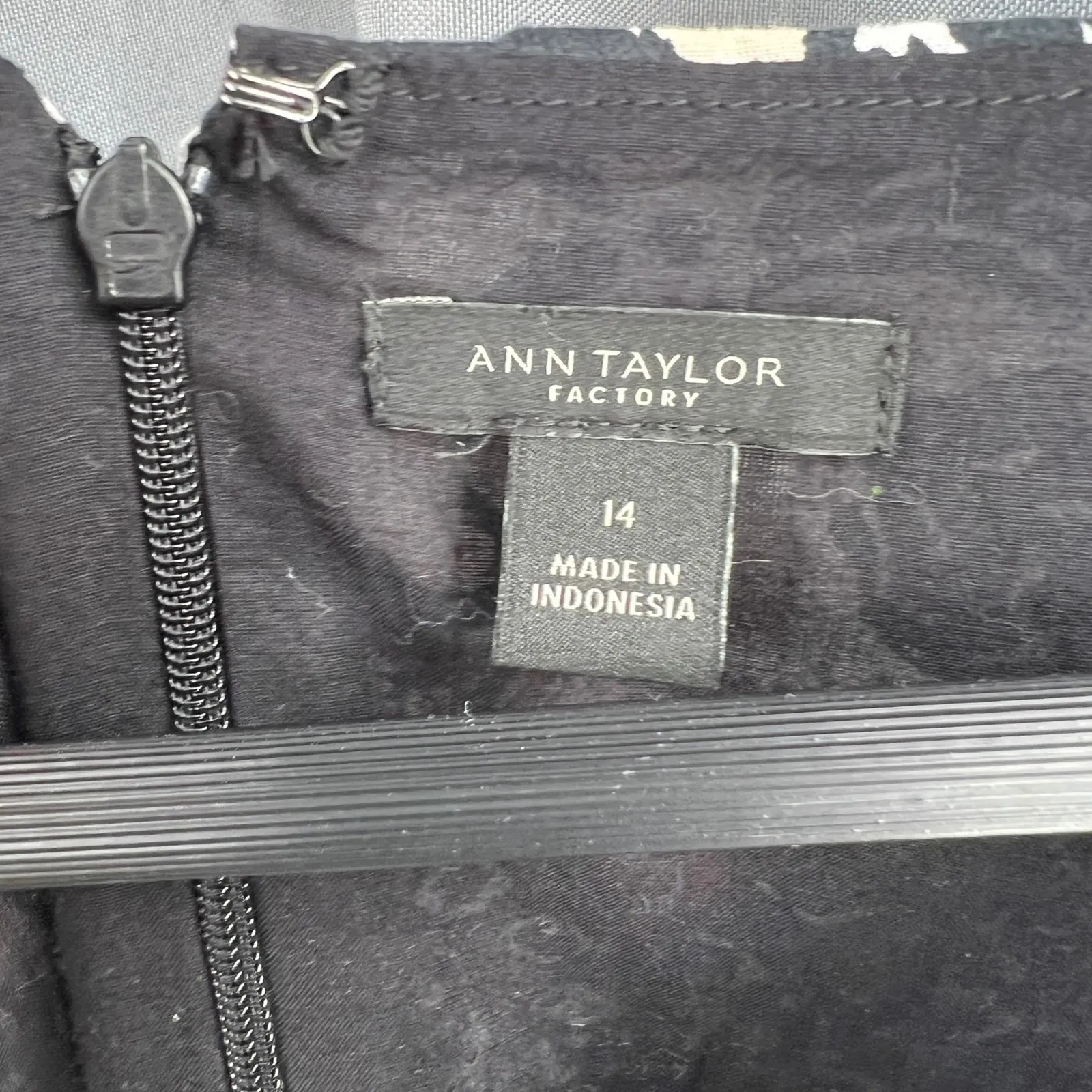 Ann Taylor Black Floral Print Dress V Neck Short Puff Sleeve Casual Midi Size 14 - Image 5