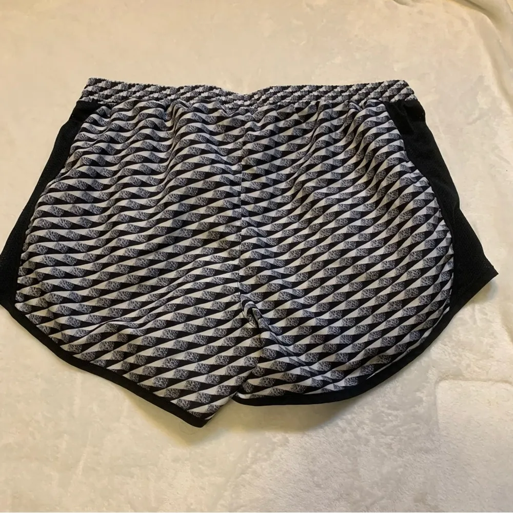 Shorts Sz Medium - Image 5