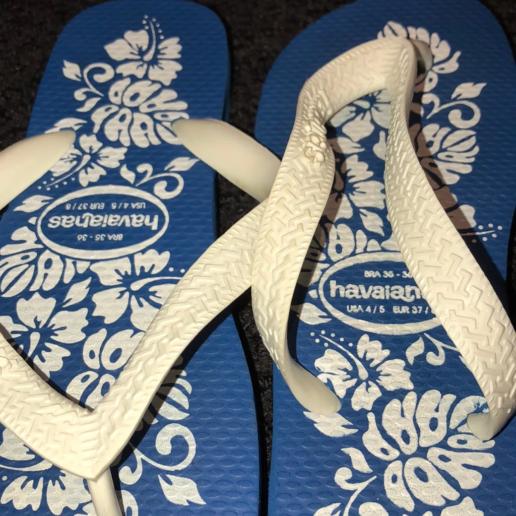 Havaianas Hibiscus Blue and White Flip Flops - Image 3