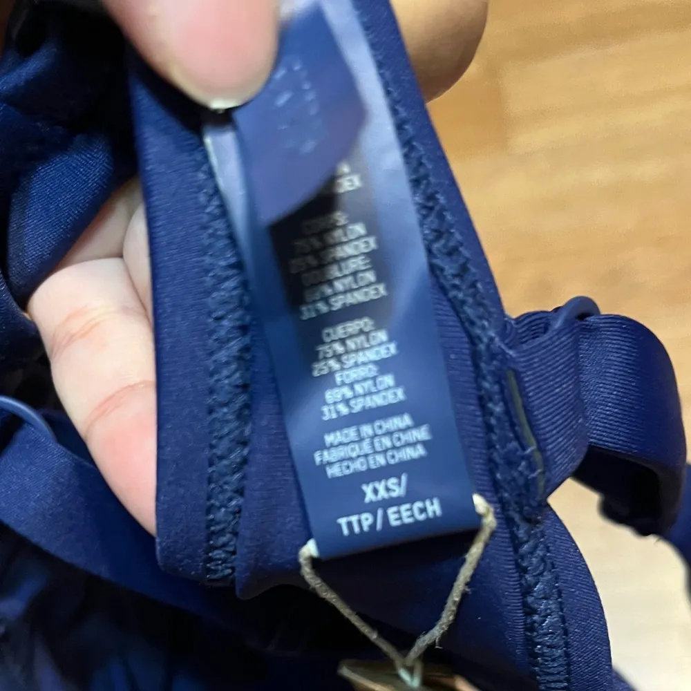 NWT  sculpting swim top - Image 3