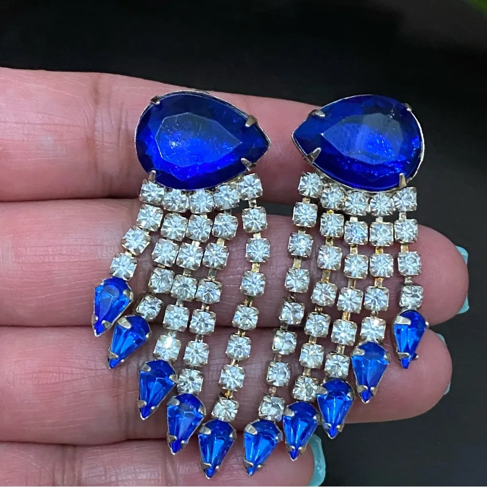Vintage Unsigned Cobalt Blue Rhinestone Waterfall Dangling Clip On Earrings - Image 5