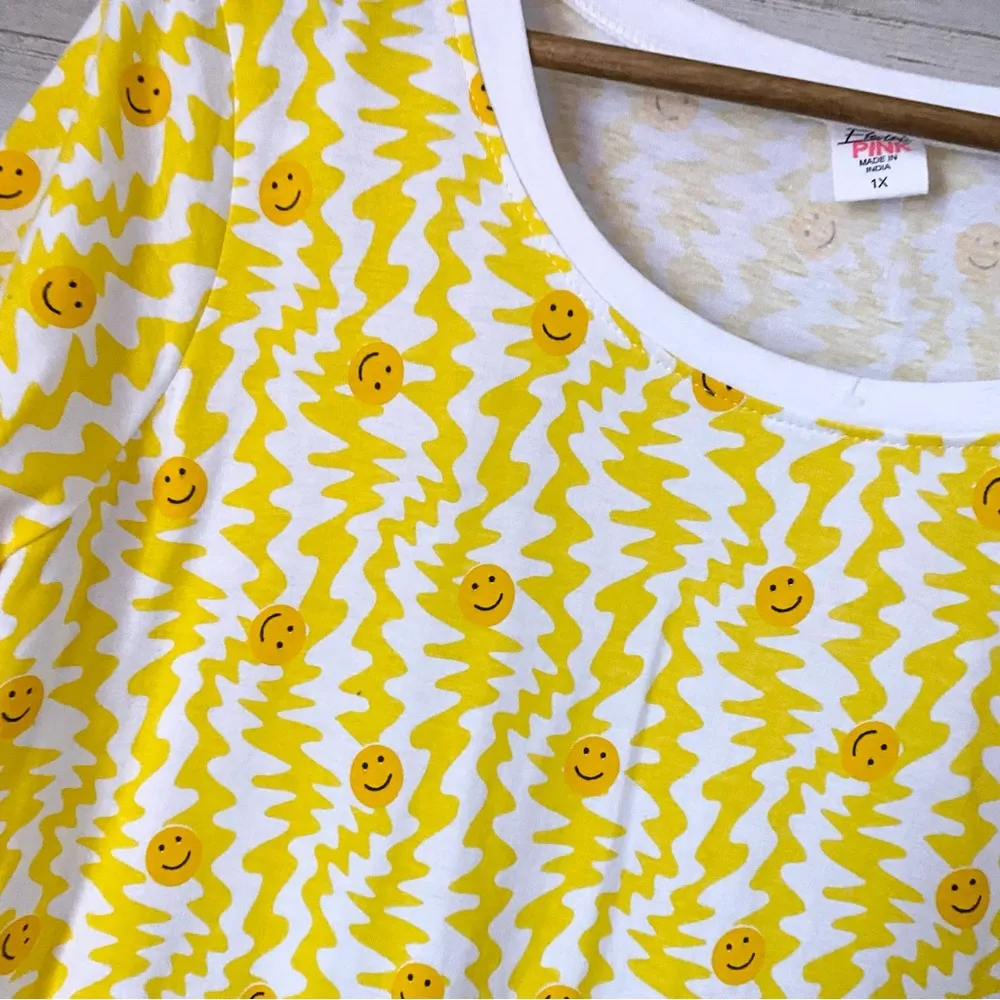 NWT Smiley Zigzag Tee 1x - Image 2