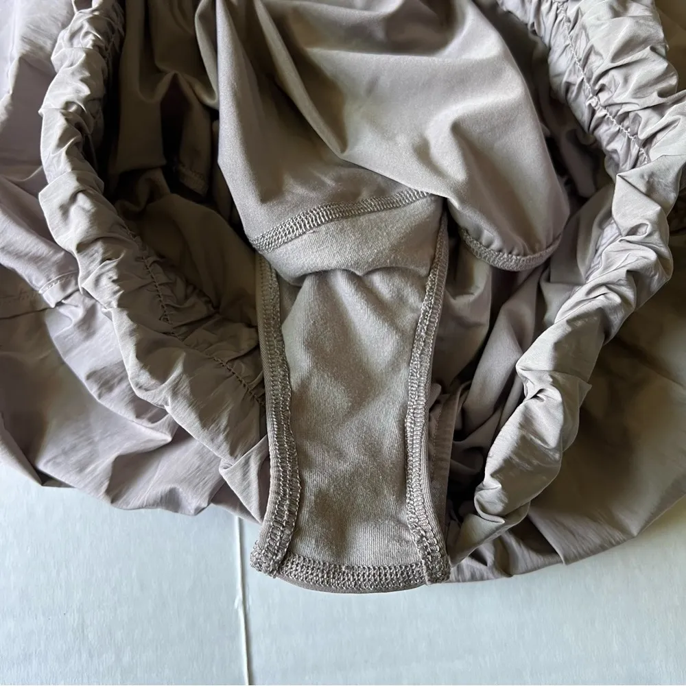 Radiant commuter Woven Smocked high waist running shorts large - Image 6