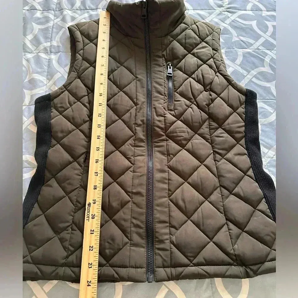 Andrew Marc  Quilted Vest size Medium - Image 5
