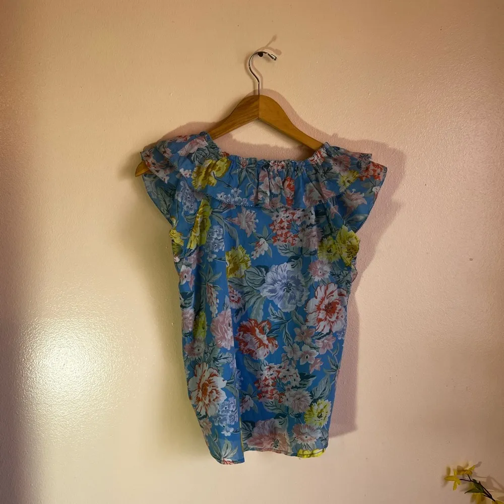 Ann Taylor Loft SHIRRED SHOULDERS Ruffle Sleeveless M Shirt Sky Blue floral XS - Image 3