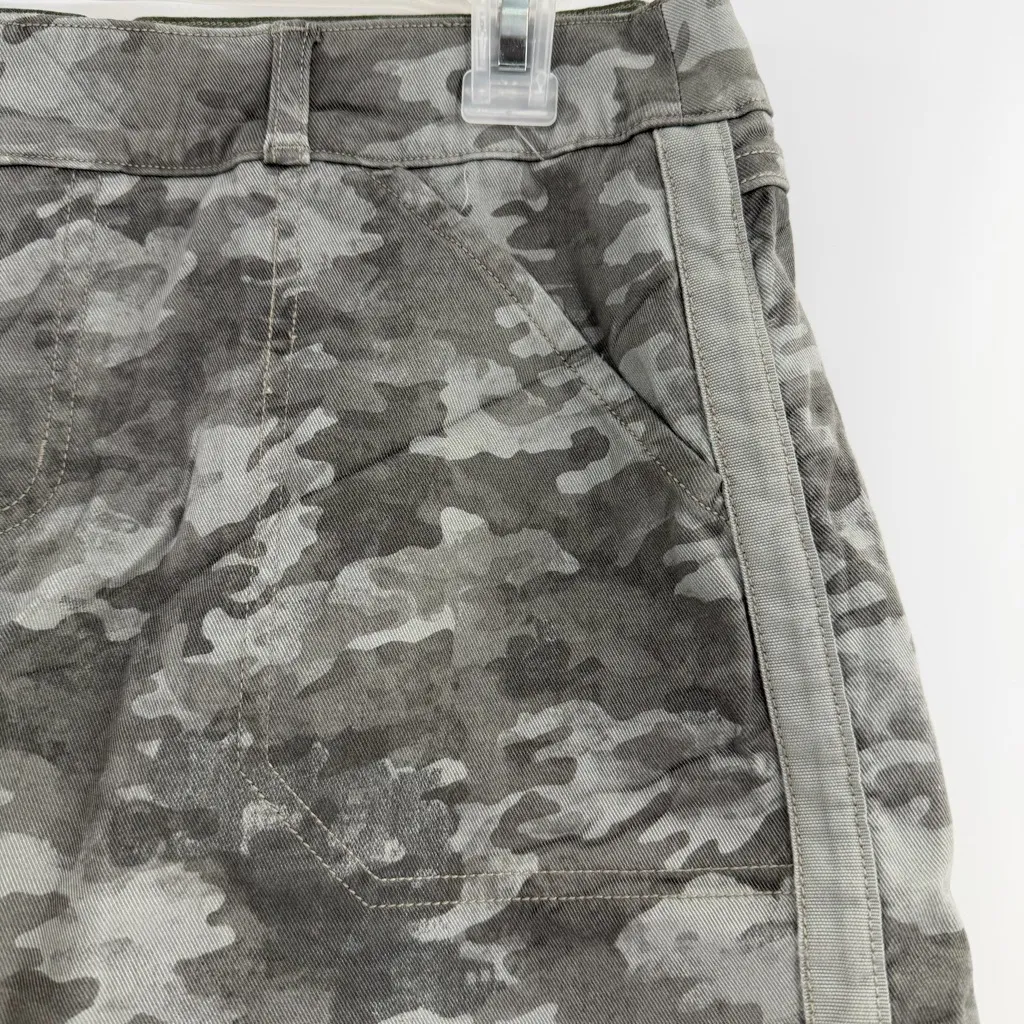 Spanx Stretch Twill Camo Shorts size Large pull on tummy shaping 4-way stretch - Image 2