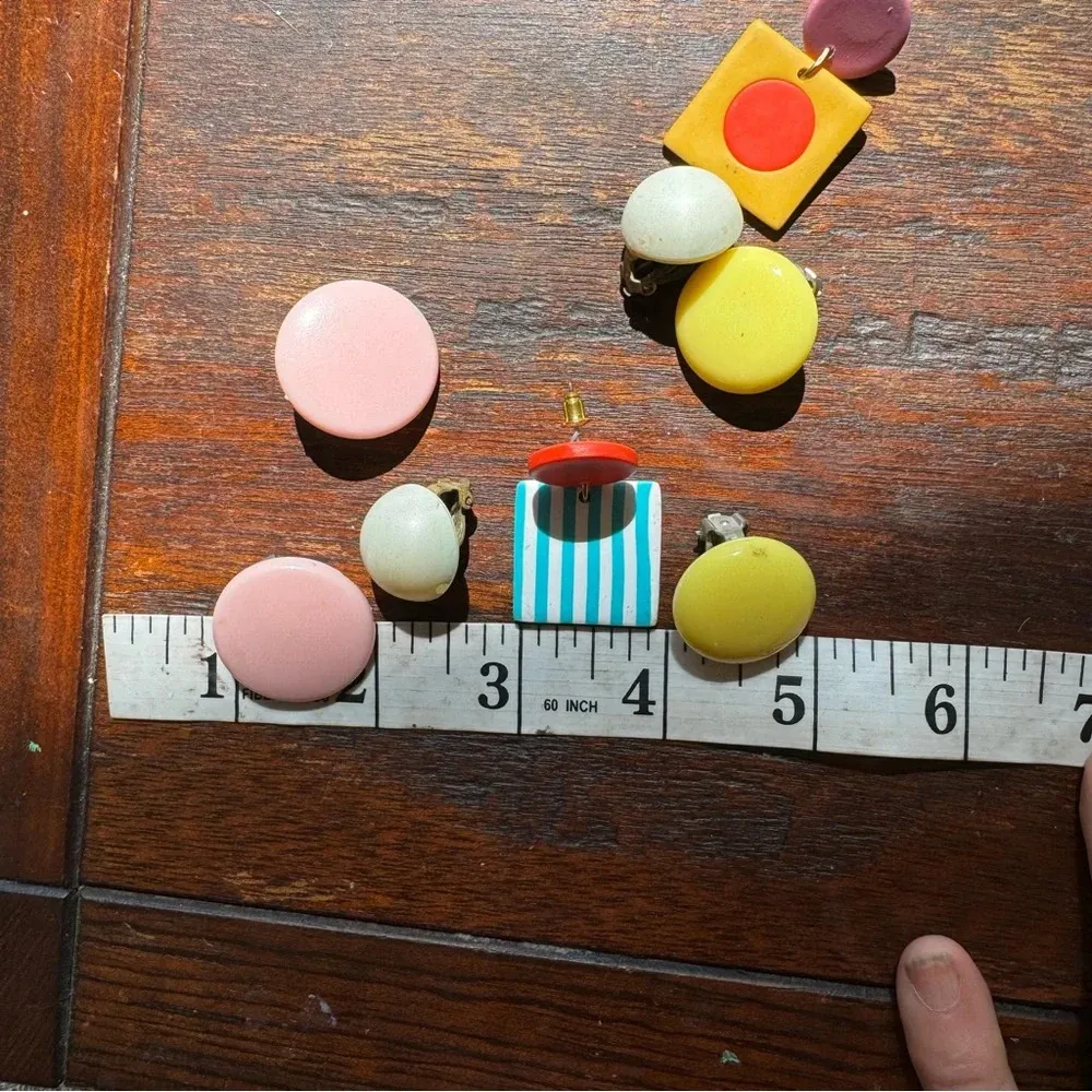 Vintage collection of 4 pairs of earrings clip & posts  white yellow pink multi - Image 2
