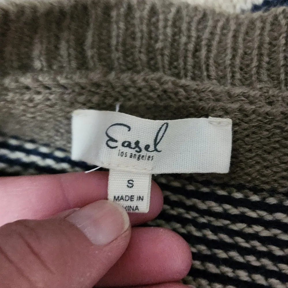 Easel aztec oversized chewed hem sweater size small - Image 7