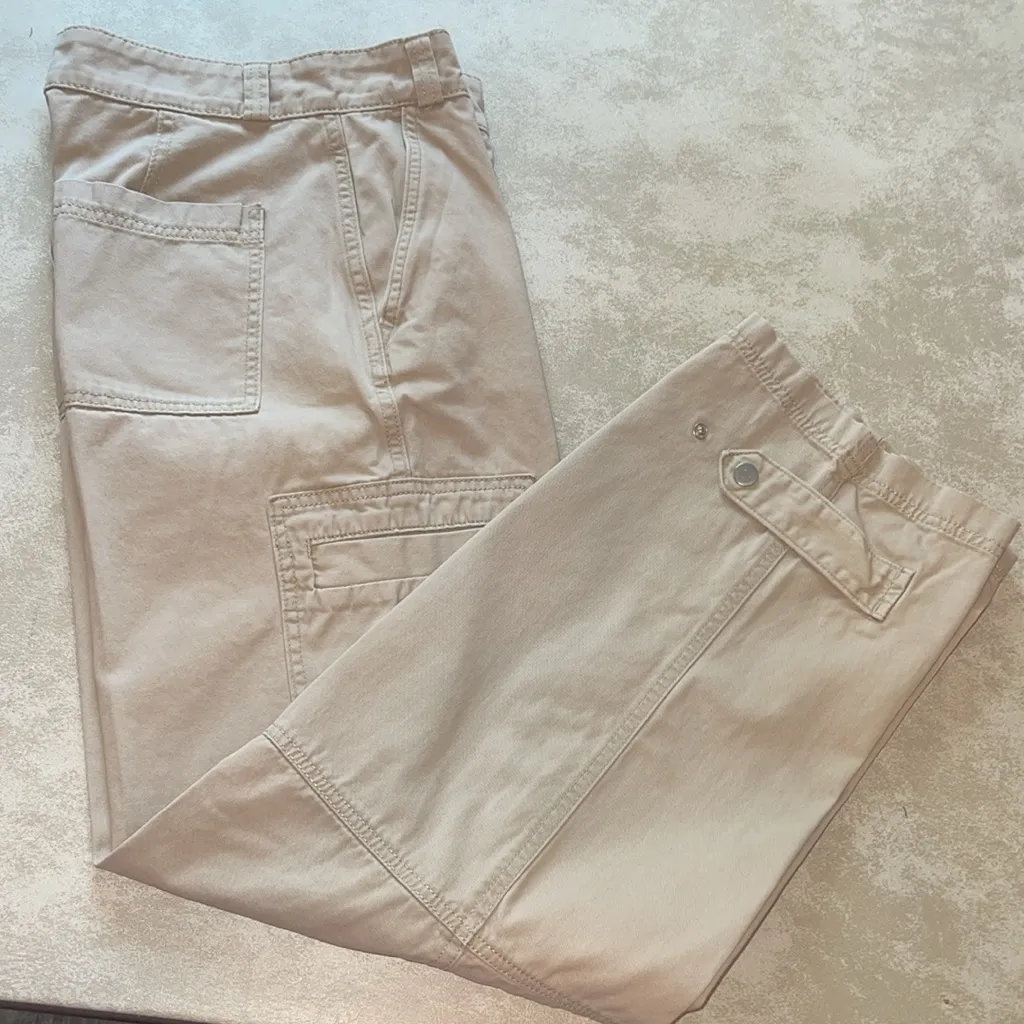 H&M Women's Pants Size 2
Beige Cargo Pockets Wide - Image 2