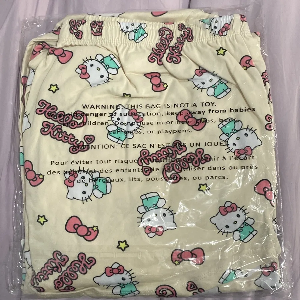 Hello Kitty Bows  Two Piece Pajama Set in Size Large NWT - Image 5