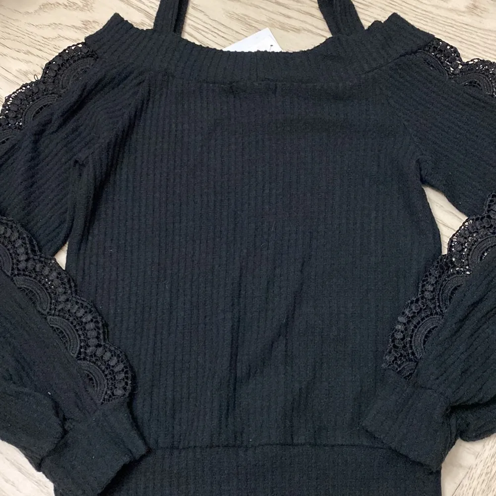 Off the shoulder black shirt - Image 4