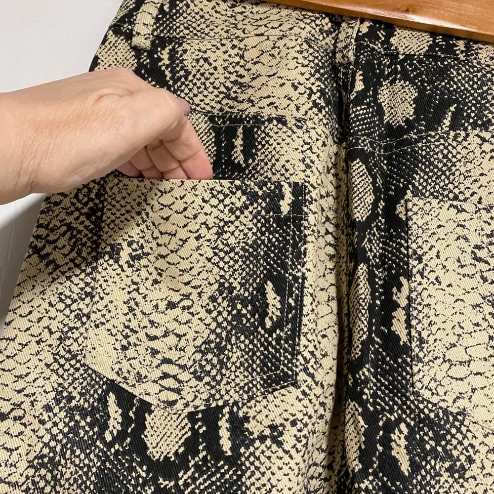 NWT Snake Skin Print Skirt Size Medium - Image 5