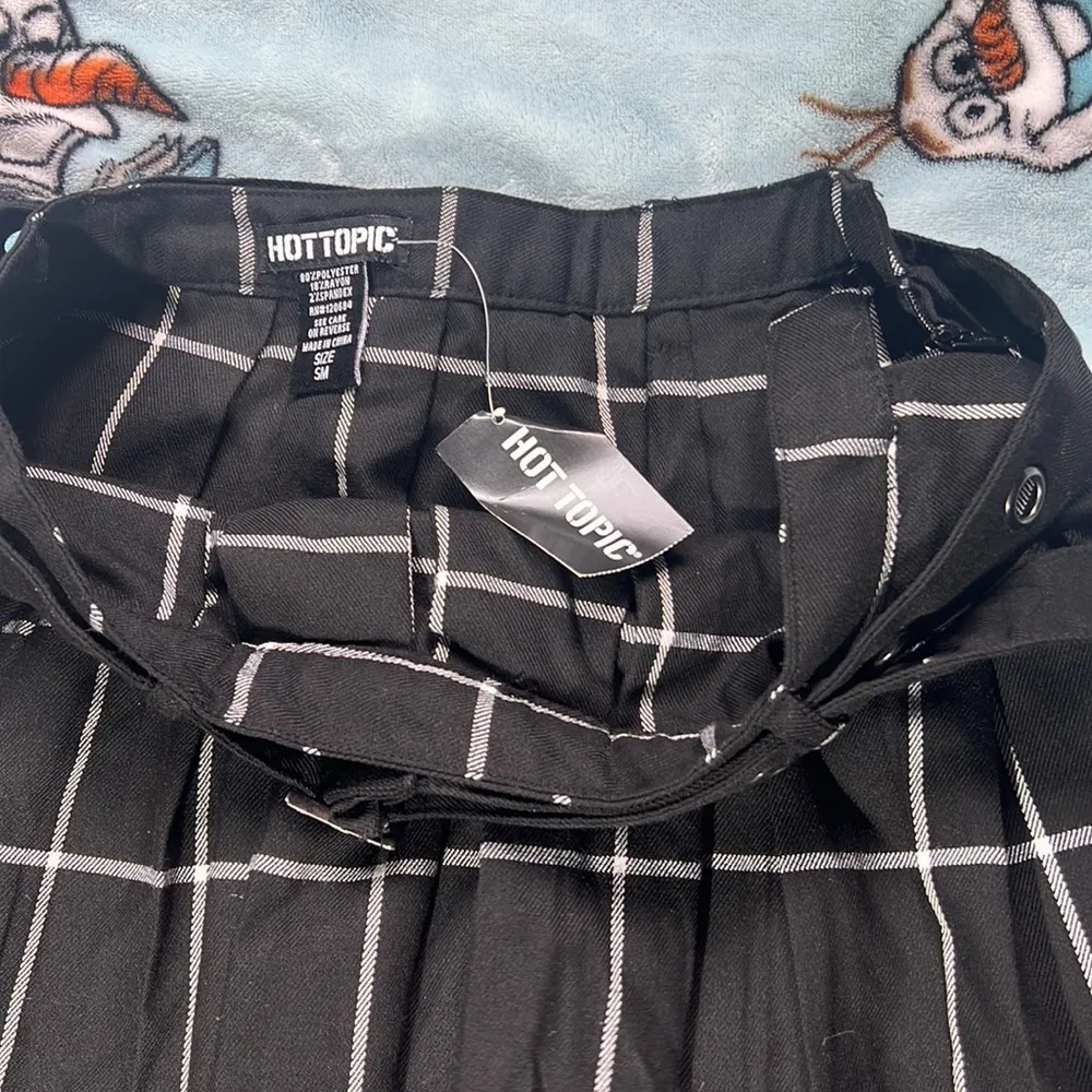 HOT TOPIC Plaid SKIRT - Image 4