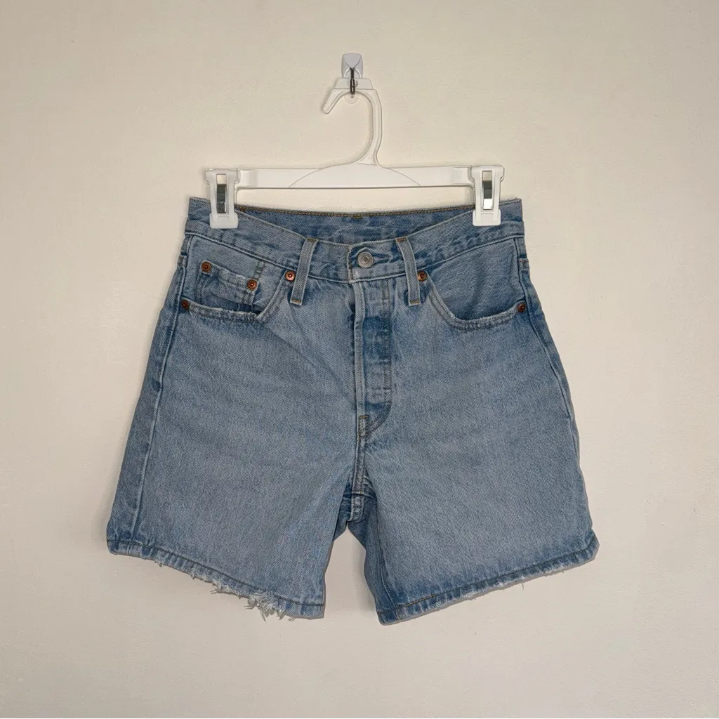 Levi’s 501 Mid Thigh Short Light Wash 25 - Image 3