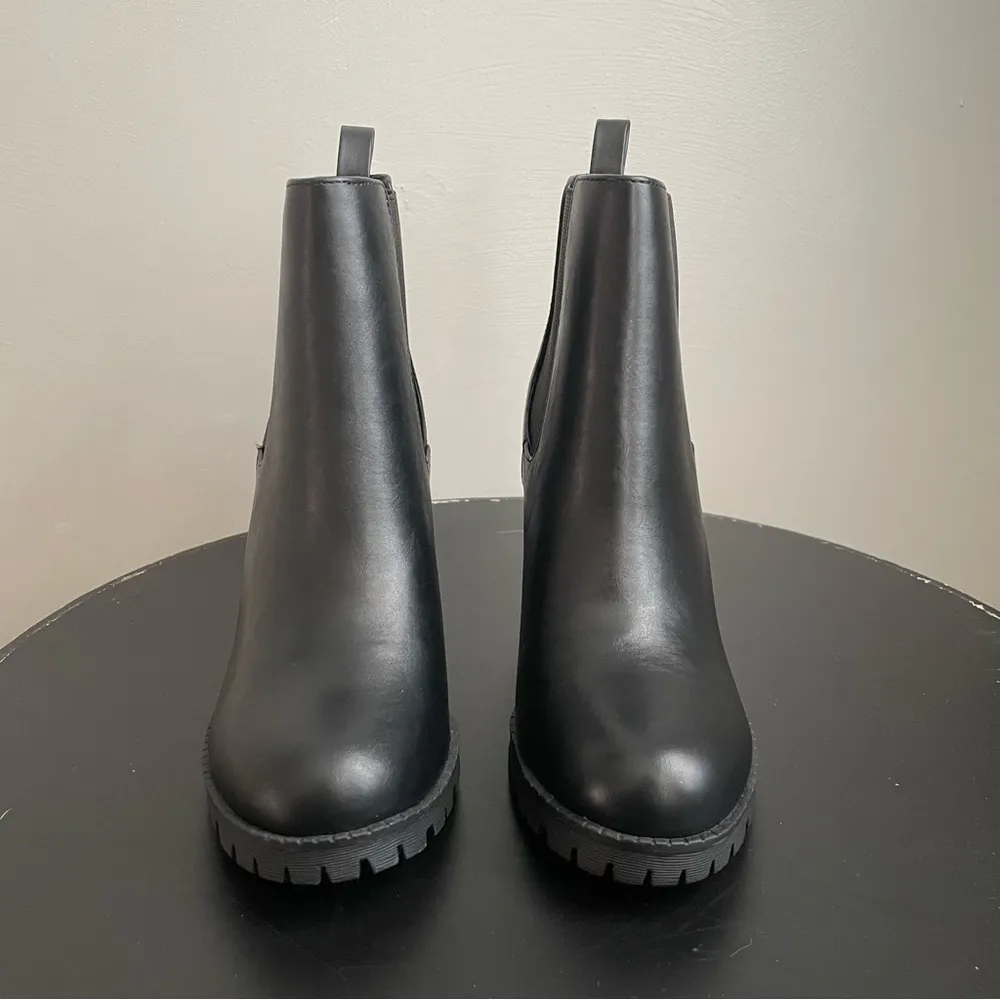 Faux Leather Boots Womens size 10 Lug Sole Double Gore Ankle Chunky Heel Black - Image 2