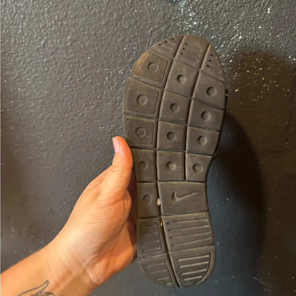 Nike  Black and White Slide Sandals with Cushion - Image 4