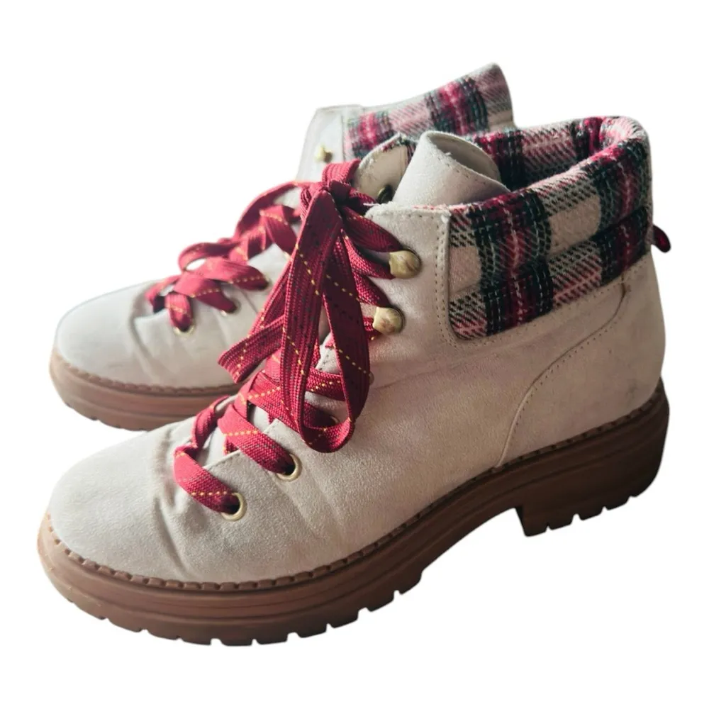 SO White and Red Winter Boots with Plaid Accents 6.5 - Image 2