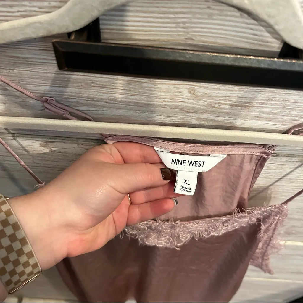 Nine West V neck lace cami in dusty purple - Image 3