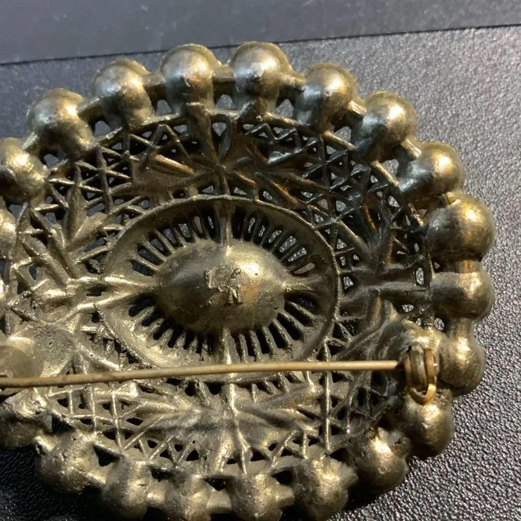 Authentic Vintage Little Nemo oval Floral Christmas Brooch Red - Image 5