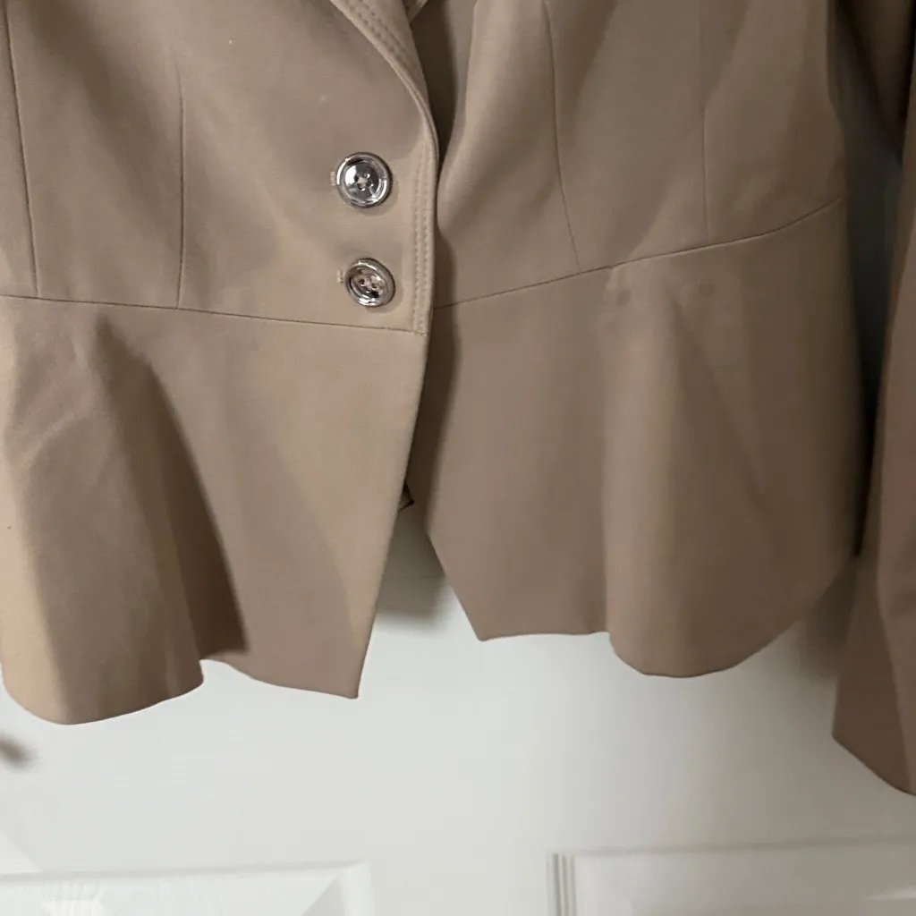 White House Black Market Beige Blazer size 8 ruffle peplum detail - Image 4