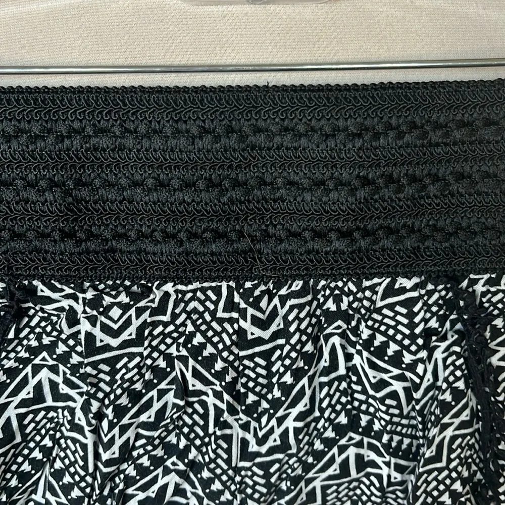Shorts Elastic Waist Black White Print Tribal Aztec Silky - Image 2