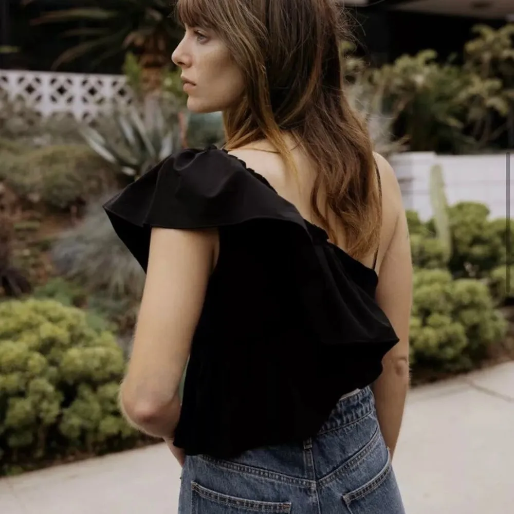 Zara Black Ruffled Asymmetrical Cropped Tank Top Size Medium - Image 10