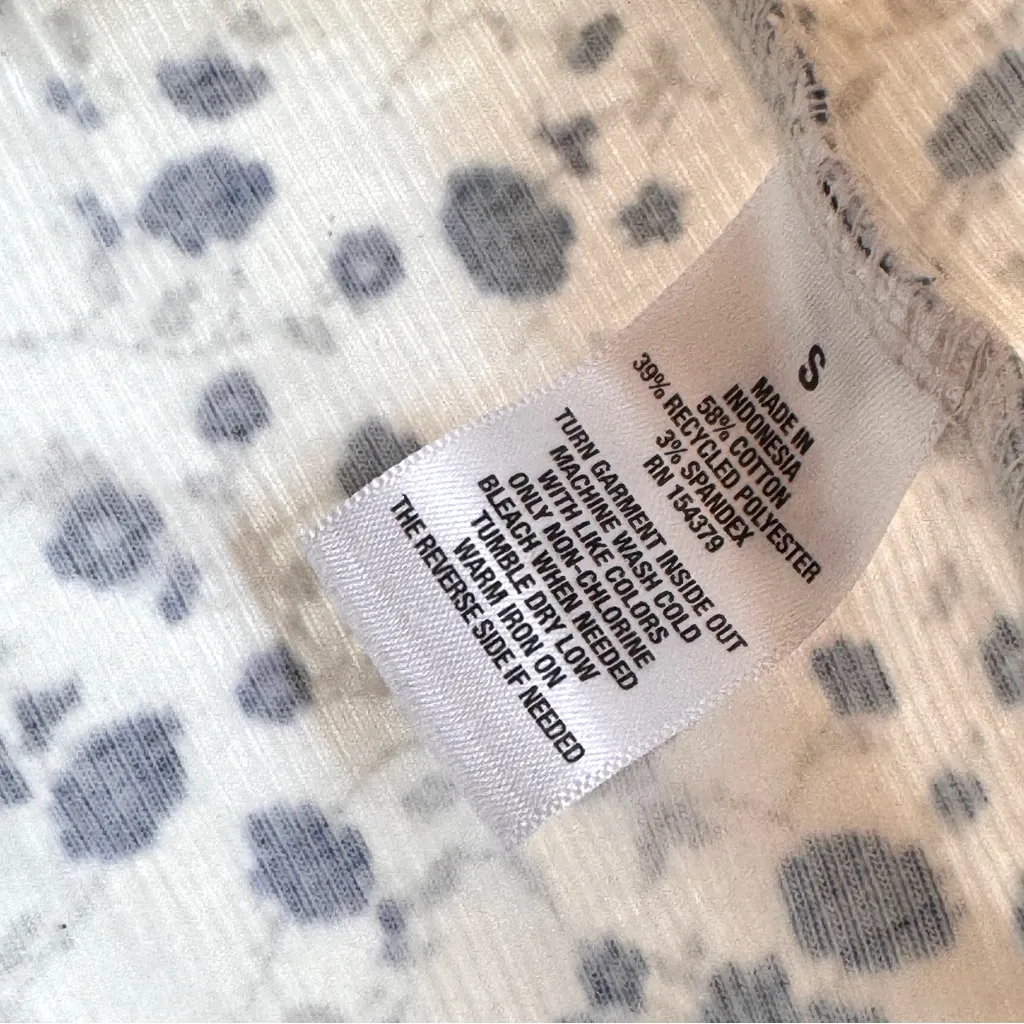 🎅 3/$15 SALE Aeropostale Blue and White Floral Shrunken Tee Blue S - Image 4