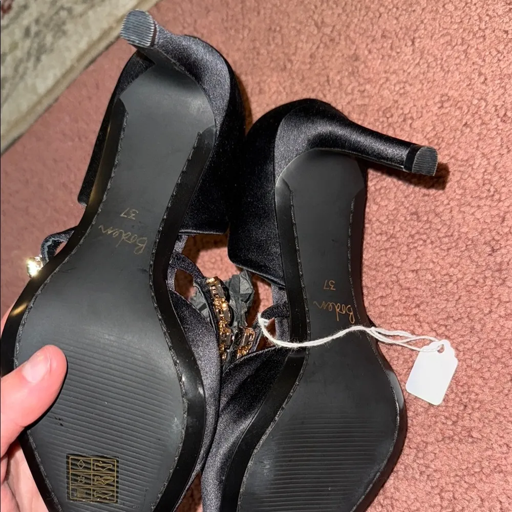 Boden Black Women's heels with Gold Accent Size 6 - Image 4