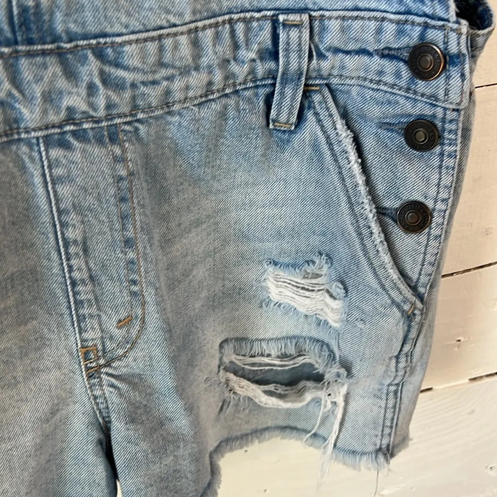 Abercrombie & Fitch Women’s Overalls shorts distressed light wash size small - Image 7