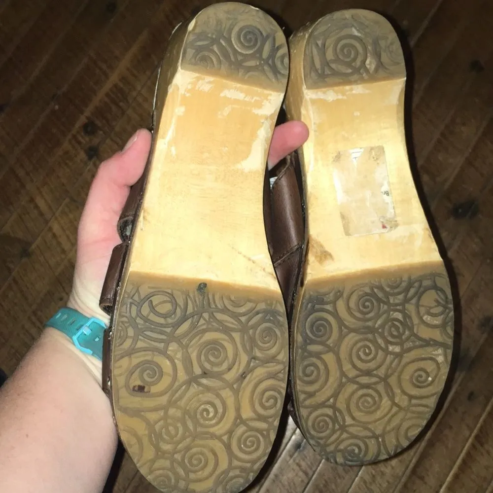 Uggs wood & leather size 7 sandals - Image 4